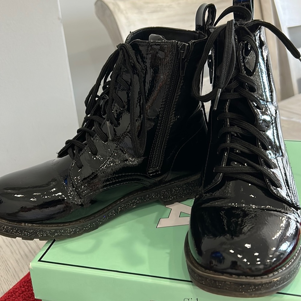 Big girl, black shiny boots, size 3
